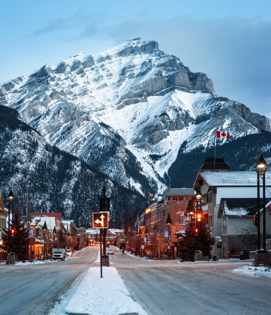 Crédit iStock: Olga Radzikh. Une vue crépusculaire sur le mont Norquay depuis l'avenue Banff à Banff, Alberta, Canada. La ville est une destination touristique internationale toute l’année.